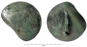 MRR-4078 - Miroir Lloyd-Morgan Group W : à poignée diamétralebronze, argentMiroir disque, en bronze, en bronze argenté ou en argent, doté d’une poignée diamétrale fixée par brasure. La face réfléchissante est toujours lisse. La convexité du disque, la forme de la poignée, le décor et son emplacement sont des caractéristiques variables. Les diamètres des exemplaires connus sont compris entre 58 et 297 mm (Baratte et al. 1990, 87). Le bord peut former un certain angle à l'arrière. Les miroirs de ce groupe ayant perdu leur poignée peuvent être identifiés grâce à la présence de traces de soudures et l’empreinte des attaches de la poignée.