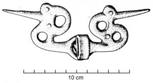 MRS-2006 - Mors de type TarquiniabronzeTPQ : -750 - TAQ : -600Mors brisé (ou non) dont les appliques latérales ont la forme de deux protomés d'oiseaux stylisés adossés ('Vogelbarkenmotiv'), avec une perforation centrale pour l'articulation de la tige, accostée de quatre perforations secondaires, ou de bélières rectangulaires; les tiges du mors peuvent être lisses, ou torsadées.