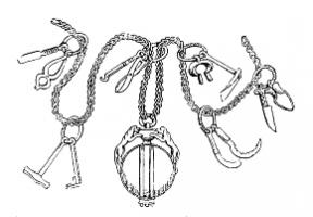 OMI-5002 - Outil miniatureorOutil miniature (faucille marteau...) inclus dans un collier d'amulettes.