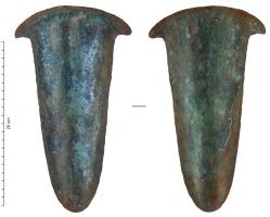 OMI-8001 - Hache votive méso-américainebronzeTPQ : 1492 - TAQ : 1600Plaque en tôle (0,6 à 0,9mm) en forme de pointe arrondie, surmontée d'un arc de cercle avec deux ergots débordants; aucune trace de fixation (brasure, rivets, crochets...); section assymétrique, avec une large ondulation en creux suivie d'une autre en relief, permettant à une série d'objets similaires  de s'emboîter dans les deux sens.