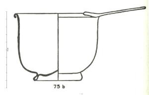 PAT-4091 - Patère Is. 75bverrePatère, aussi appelée trulla, en verre moulé, à panse ouverte et profonde, et à bord droit auquel se rattache le manche plat.