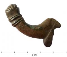 PDH-4047 - Pendant de harnais phalliquebronzePendant coulé, symétrique, représentant sous la forme de deux arcs dressés, au-dessus de parties génitales masculines au repos, un phallus d'un côté, de l'autre un bras avec la main faisant le geste de la figue; anneau de suspension placé dans le même plan que le pendant.
