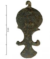 PDH-4075 - Pendant de harnais à charnièrebronzePendant de harnais plat, à charnière ; partie supérieure ronde munie de deux petits ergots ; base encadrée de deux ergots allongés, se terminant par une partie arrondie au bord inférieur guilloché.