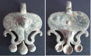 PDH-4088 - Pendant de harnaisbronzePendant de harnais à crochet ; forme générale cordiforme, avec deux crosses relevées à la base et des extrémités en forme de gouttes, creuses par-dessous ; au centre, motif identique, articulé.