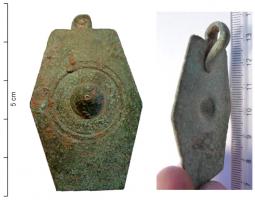 PDH-4093 - Pendant de harnais à crochetbronzePendant de harnais en forme de bouclier hexagonal, la bosse centrale, emboutie, est entourées de cercles incisés sur la face externe.