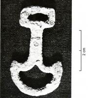PDH-4142 - Pendant de harnaisbronzeTPQ : 1 - TAQ : 300Pendant de harnais composé d'un axe vertical au bout duquel se trouve une boucle peltiforme.