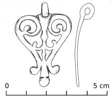 PDH-4170 - Pendant de harnais à charnière, feuille ajouréebronzeTPQ : 140 - TAQ : 180pendant de harnais à charnière, en forme de feulle au décor ajouré ; lest trifide à la base.
