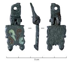 PDH-4186 - Pendant de harnais émaillébronzePendant de harnais articulé sur une extrémité de lanière à charnière. Forme globalement rectangulaire avec deux pendants terminés par des lests en forme de gland, creusée de deux motifs curviligns émaillés.