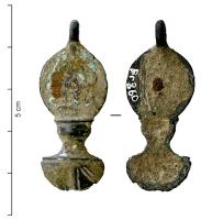 PDH-4188 - Pendant de harnaisbronzePendant articulé à charnière, compos d'une plaque circulaire réduite, sans doute ornée d'un élément rapporté, et d'un pendant évasé avec pétales divergents.