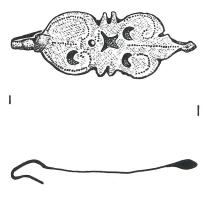 PDH-4190 - Pendant de harnaisbronzePhalère en forme de deux peltes accolées séparées par deux moulures. Elle s'attachait par un crochet simple situé à l'une des extrémités. Le contour est souligné par un pointillé gravé qui permet d'identifier le motif. Un décor émaillé dont il reste quelques traces en forme de lunules, complétait l'ensemble. La pelte supérieure possède une perforation entre les deux arcs, tandis que l'autre, à l'extrémité restée libre, se termine par une pointe renflée.