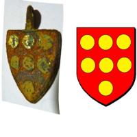 PDH-7056 - Pendant armorié : Montlieu-La-Garde ?bronzePendant en forme d'écu armorié : de gueules à sept besants d'or ordonnés 3, 3, 1.
