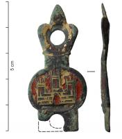PDH-9009 - Pendant de harnaisbronze doréPendant ou élément de harnais comportant un élément principal circulaire, orné d'une porte à trois tours (le 