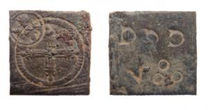 PDM-8001 - Poids monétaire : Demi Quart d'ecu de Henri III à Louis XIV (1578 à 1643)bronzeCroix carrée fleurdelysée, croisette au centre. Une contre marque présente. Avers : DDD Vooo Pour trois Deniers et 18 grains
