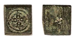 PDM-8018 - Poids monétaire : Henri III, quart de francbronzePods de forme quadrangulaire, bords biseautés ; A/ croix fleuronnée chargée d’une H en cœur ; R/ lis en creux.