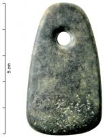 PDQ-2001 - Pendeloque en pierrepierreTPQ : -750 - TAQ : -475Pendeloque façonnée dans un galet ou une pierre, percés d'un trou pour la suspension.