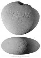 PDS-4465 - Poids galet ovale : 18 libraepierrePoids façonné en pierre, plus ou moins régulier ; sans ancrages d'anneaux en fer pour la préhension ; sur une face, marque incisée : XVIII (librae).