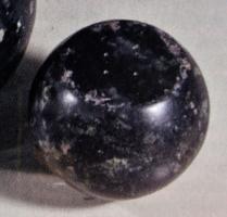 PDS-4471 - Poids en section de sphère : 4 unciaepierreVolume en section de sphère, avec deux faces parallèles ; poids de 4 unciae, soit 1 triens. Marquage éventuel : 4 points.