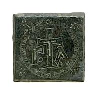 PDS-4501 - Poids quadrangulaire : Γ A (1 uncia)bronzeParallélépipède épais, long de 25 à 35 mm environ, et garvé d'une croix gravée et souvent incrustée d'argent, dans une couronne guillochée ; de part et d'autre, légende également incrustée : Γ A [oὐγγία 1].