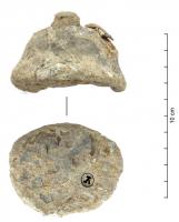 PDS-9224 - Plomb de tareplombPoids tronconique irrégulier en plomb, avec un sommet « boudiné » avec cupule. Le revers porte quatre marques « V » dans un cercle, une marque 