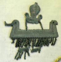 PDT-2004 - Pectoral avec pendentifsbronzePectoral compossé de plusieurs éléments superposés et soutenus par des sréies de chaînettes : à têtes animales dans les angles supérieurs, notamment pour l'élément du bas, en forme de chenet; pendants suspendus par des chaînettes en bas. 