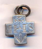 PDT-9002 - Croix IHSargentCroix latine, plate, incisée avec IHS (lettres hachurées au-dessus d'un fleuron et sous une croix pattée.; anneau de suspension au sommet.