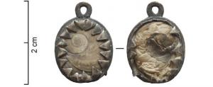 PDT-9016 - Pendentif à pierre sertieargentCoquillage actuel ou fossile, serti dans un anneau de métal blanc ; système de fixation par languettes triangulaires repliées.
