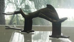 PGM-4024 - Poignée : dauphinbronzePoignée anguleuse en forme de dauphin.