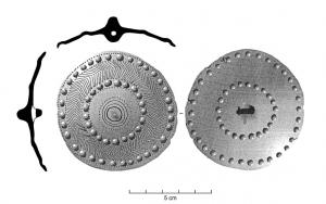 PHH-1001 - Phalère ornéebronzePhalère à bouton central, ornée de cercles perlés concentriques et de motifs incisés; au revers, bélière circulaire.