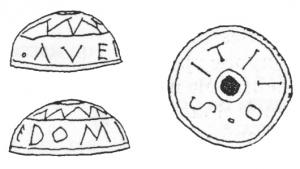 PIO-4060 - Fusaïole inscriteschiste bitumineuxObjet hémisphérique, avec une perforation sommitale non perforante, portant une inscription incisée sur deux registres.