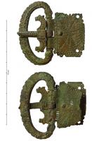 PLB-4036 - Plaque-boucle articulée à extrémités zoomorphesbronzeTPQ : 400 - TAQ : 500Plaque-boucle articulée, avec des têtes animales affrontées de part et d'autre de la charnière ; la plaque en tôle repliée pour former l'articulation est ornée de trois cercles, ainsi que de guillochis sur les côtés et de perles à l'arrière.
