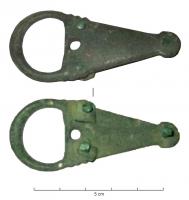 PLB-5196 - Plaque-boucle rigidebronzePlaque boucle rigide, à trois rivets rapportés; forme triangulaire allongée, lisse, éventuellement un cercle à la pointe; l'autre extrémité est perforée pour le passage de l'ardillon.