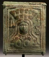 PLV-4006 - Plaquette votive : CybèlebronzeDans un double cadre cordé, buste de Cybèle sous la forme d'une femme, coiffée d'une couronne-kalathos, portant un collier et un bustier d'orfèvrerie. Dans le champ, symbole de son culte (cymbales, étoile, fleur couronnée d'un croissant).