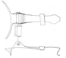 POE-4001 - Poêlon à manche pliantbronzePoêle ovale, à fond plat et rebord oblique, peu élevé; le manche aplati est interrompu par une charnière et un dispositif à bague permet de bloquer le manche en position ouverte.