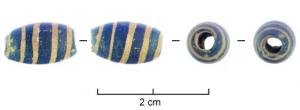 PRL-1029 - Perle en forme de tonneletverreTPQ : -1200 - TAQ : -800Perle en verre bleu opaque, en forme de tonnelet, à décor spiralé blanc.