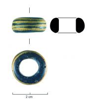 PRL-3569 - Perle annulaire gracileverrePerle annulaire gracile (D. perforation > D. section) en verre coloré bleu cobalt ; décor en surface d'un filet longitudinal concentrique.
