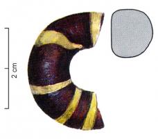 PRL-3571 - Perle annulaire massive : décor de filets - gr. Haev. 23verrePerle annulaire massive (D. perforation < D. section) en verre coloré pourpre ; décor de filets transversaux jaunes opaques.