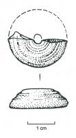 PRL-4002 - Perle de type KemptenverreTPQ : 30 - TAQ : 150Perle en verre de profil assymétrique : une face plate, l'autre bombée; décor généralement constitué d'un filet spiralé dans la masse de la perle.