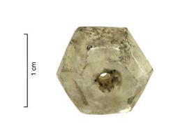 PRL-4053 - Perle polyédriquecristal de rochePerle dodécaédrique (section pentagonale, deux troncs de polyèdres opposés avec deux faces parallèles).