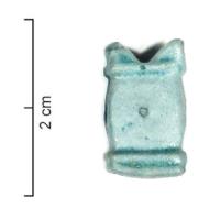PRL-4186 - Perle en forme d'autelfritteTPQ : 15 - TAQ : 200Perle en forme d'autel quadrangulaire, surmonté de ses cornes.