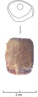 PRL-8004 - Grande perle en ambreambreAmbre taillé formant un quadrilatère de section irrgulière. La longueur est importante comparée aux perles de cette période, supérieure à 15 mm et jusqu'à 30 mm. La perforation est longitudinale.