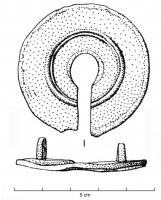 PSE-4008 - Plaque de serrurebronzePlaque de serrure circulaire en tôle, comportant une ouverture verticale pour une clé à mouvement rotatif, ainsi qu'un décor de sillons concentriques ; fixations à l'arrière sous la forme de deux pattes perpendiculaires percées.