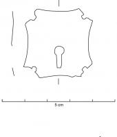 PSE-4021 - Plaque de serrurebronzePlaque de serrure sub-quadrangulaire en tôle, à quatre côtés ncurvés. Une ouverture est adaptée pour une clé à mouvement rotatif. Quatre perforations sur les bords assurent la fixation de la plaque.
