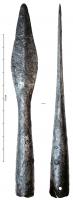 PTL-3011 - Pointe de lanceferArmature de lance sub-losangique, à nervure centrale marquée de la douille à la pointe ; douille longue tronconique percée de deux trous diamétralement opposés pour le passage d'un rivet de maintien.