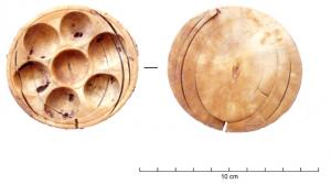 PYX-9001 - Boîtier à cupulesivoireDisque d'ivoire creusée de cupules. L'objet fonctionne par articulation de deux disques articulés identiques.