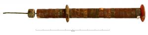 QNL-4039 - Quenouille compositeambreBâtonnet composé de perles cylindriques, enfilées sur un support filiforme en bronze, terminée par une petite tête circulaire ; le diamètre du montage est généralement constant, sauf aux extrémités et à mi-longueur, où peuvent apparaître des perles plus larges que les autres.