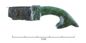 RSR-3010 - Rasoir à tête de cheval (?)bronze, ferRasoir à lame étroite en fer enserrée dans un manche en bronze figurant une tête d'animal stylisée aux oreilles droites (cheval ?).