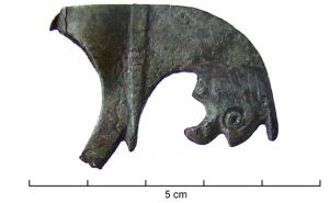 RSR-4002 - Rasoir à manche en tête de griffonbronze, ferTPQ : 100 - TAQ : 300Manche en bronze, coulé sur sa lame en fer, en forme de tête de griffon, au bec crochu.