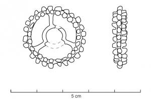 RUL-3008 - Rouelle bouletéebronzeTPQ : -30 - TAQ : 1Rouelle constituée d'un anneau couvert à l'extérieur de forts globules ; à l'intérieur, trois ou quatre rayons se rejoignent sur un anneau lisse.