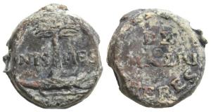 SCL-9094 - Plomb de fabrique : Nîmes, AmalricplombSceau à double face : d'un côté, armes de la ville de Nîmes (crocodile enchaîné à un palmier), de part et d'autre NIS / MES; de l'autre, inscription autour [FABRIQUE], au centre DE AMALRI[C], en bas FRERES.
