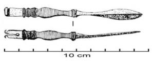 SCP-4007 - Groupe 1 - Scalpel à manche en balustre - incrustationbronze, ferTPQ : 75 - TAQ : 300Scalpel à manche constitué d'un serre lame, d'un élément intermédiaire en forme de balustre et d'une spatule lancéolée mousse de section losangique ou triangulaire. Le manche peut-être décoré d'incrustations d'un autre métal.
